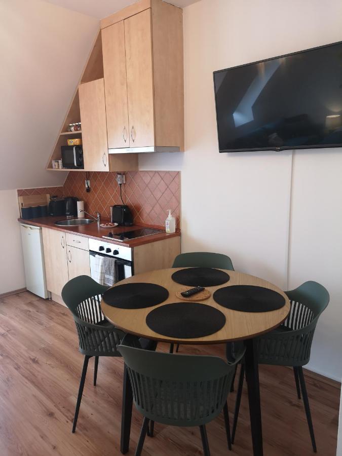 Orsika Hilltop Apartman Eger Bagian luar foto