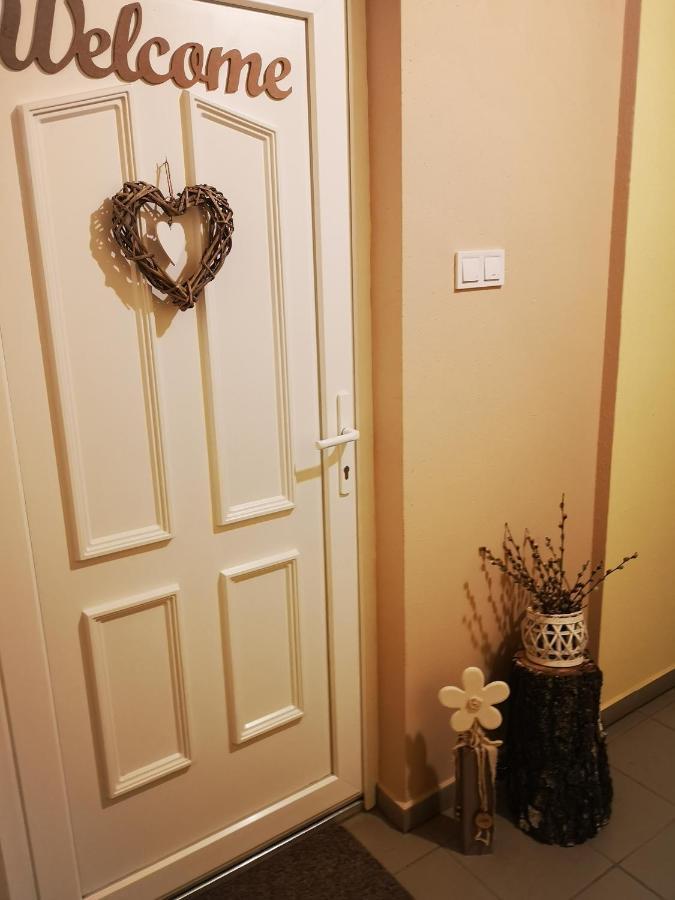 Orsika Hilltop Apartman Eger Bagian luar foto