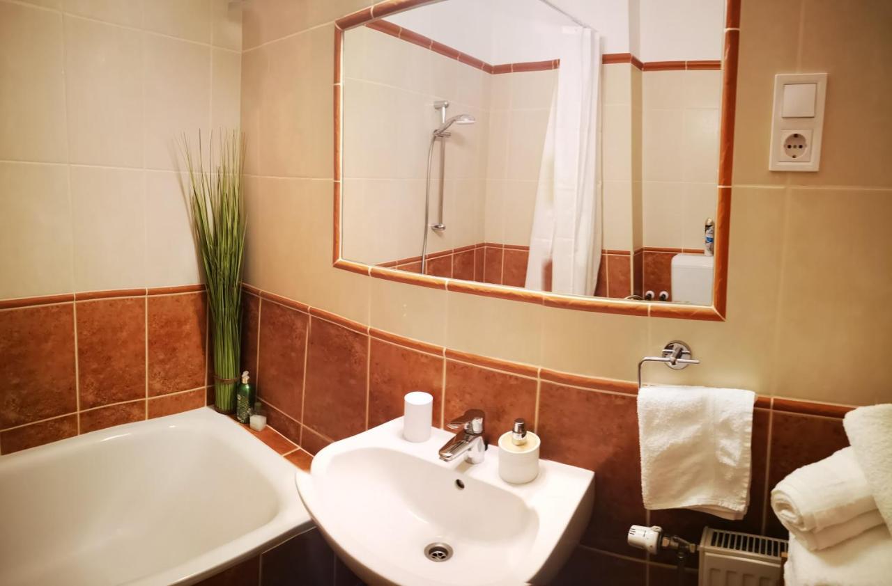 Orsika Hilltop Apartman Eger Bagian luar foto